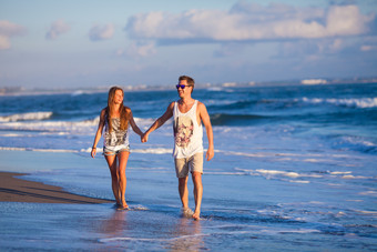 海边沙滩牵手男子女子情侣外国度假旅游照片