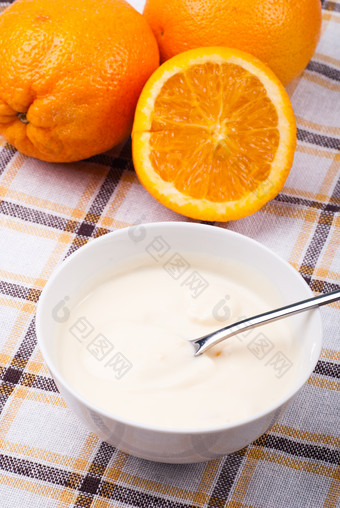 一碗牛奶和橙子摄影图