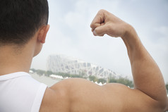肌肉发达年轻的男人健身自信锻炼图