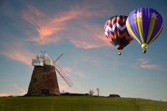 暗色调风车上的<strong>热气球</strong>摄影图
