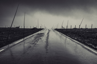 下过雨的马路摄影图