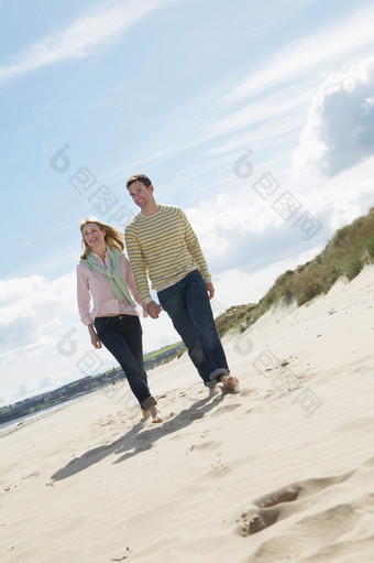 小清新海边行走的夫妻摄影图
