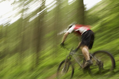 绿色树林骑自行车人物