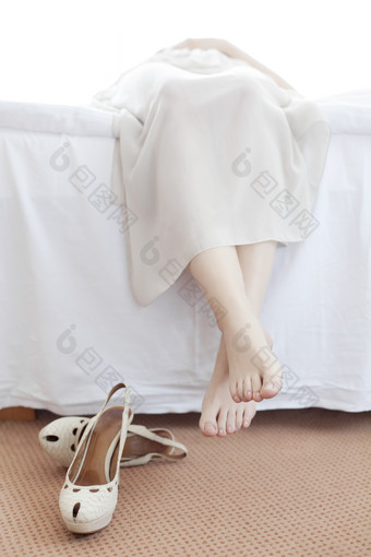 暗色调躺床上的女人摄影图