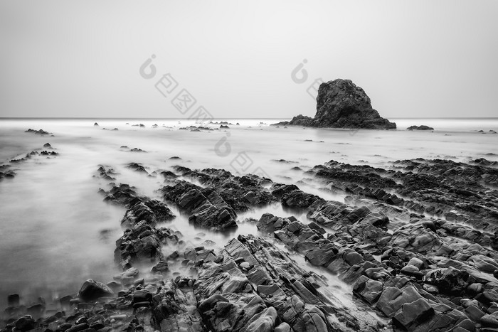 黑白风格海岸礁石摄影图