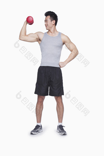 男人有肌肉的健壮的锻炼举着<strong>哑铃运动</strong>摄影图