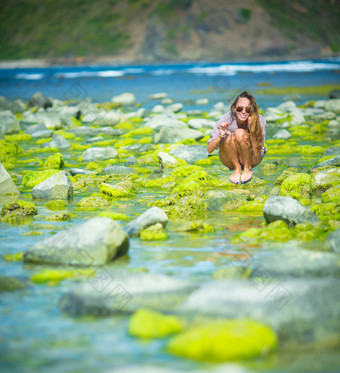 女孩度假<strong>旅游</strong>河边海边蹲着摄影背景图