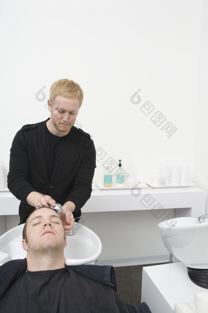 灰色调洗头的男士摄影图