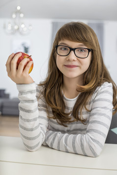 简约风吃苹果的女孩摄影图