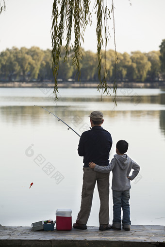 父子爸爸儿子家庭钓鱼河边江边休闲的摄影