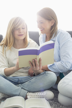 灰色调两个看书的女孩摄影图