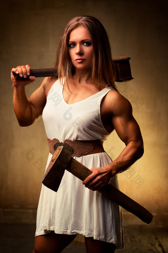 <strong>暗色调拿</strong>斧子的女人摄影图