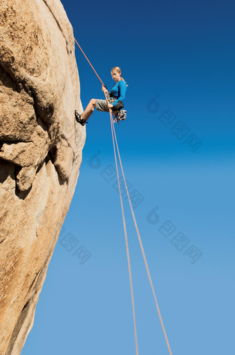 绳索登山的女人摄影图