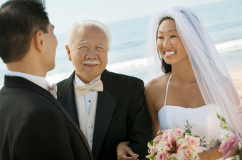 清新海边结婚的人们摄影图