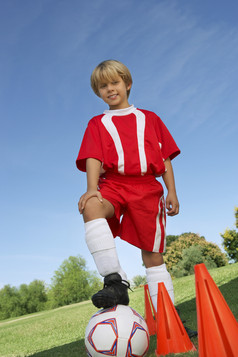 清新踢足球的儿童摄影图