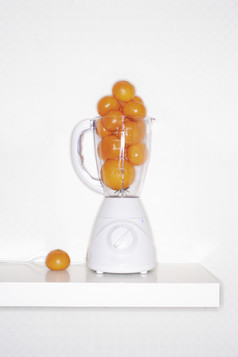 榨汁机和水果橘子