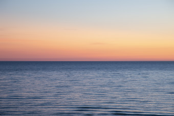 黎明的大海海面摄影图