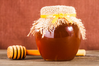 深色调罐装蜂蜜摄影图