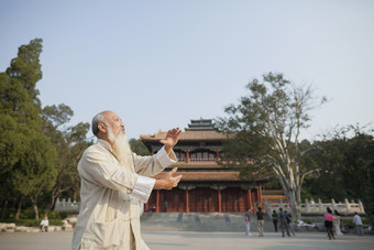 公园打太极健身的老年人