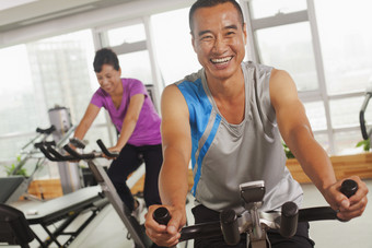 老年人男人健身锻炼运动微笑露出牙齿的摄影