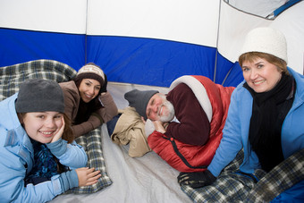 野营帐篷休息的一家人