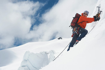 登雪山的<strong>人物</strong>摄影图