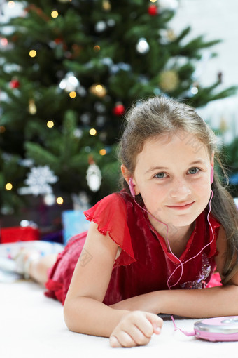 深色调<strong>圣诞</strong>树下的孩子摄影图