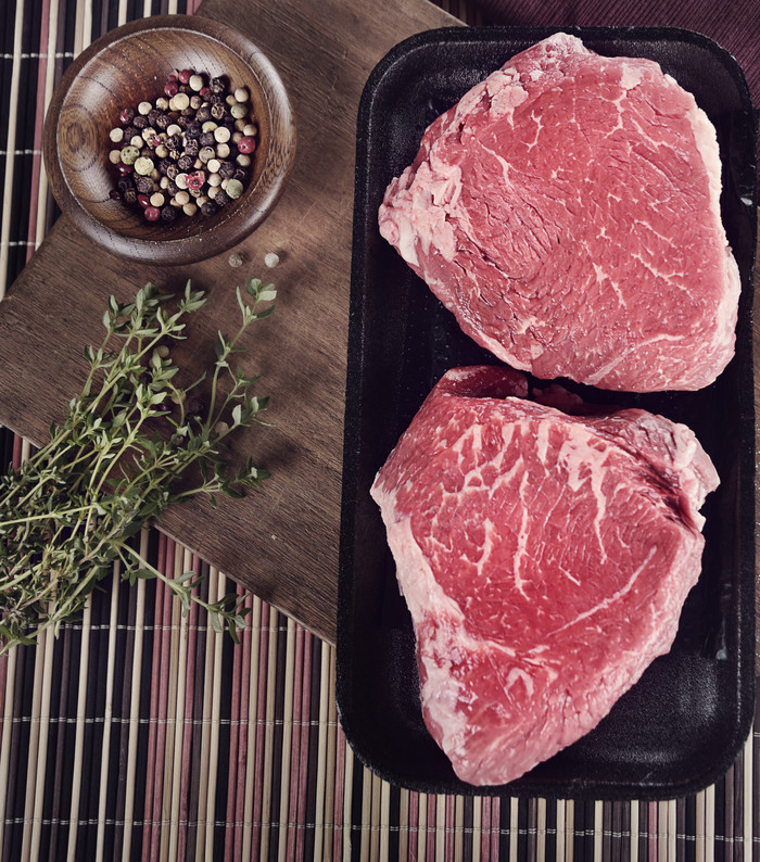 牛排生肉和调料摄影图