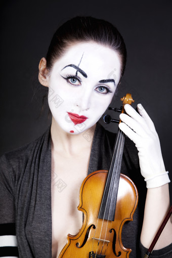 <strong>暗色调拿</strong>小提琴的美女小丑摄影图