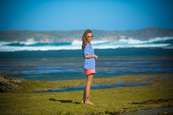 戴墨镜女孩海边度假旅行游玩摄影风景照