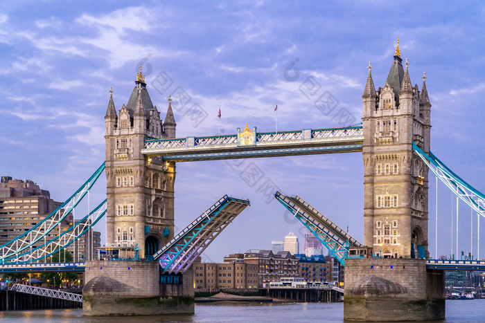 天空下英国伦敦塔桥摄影图