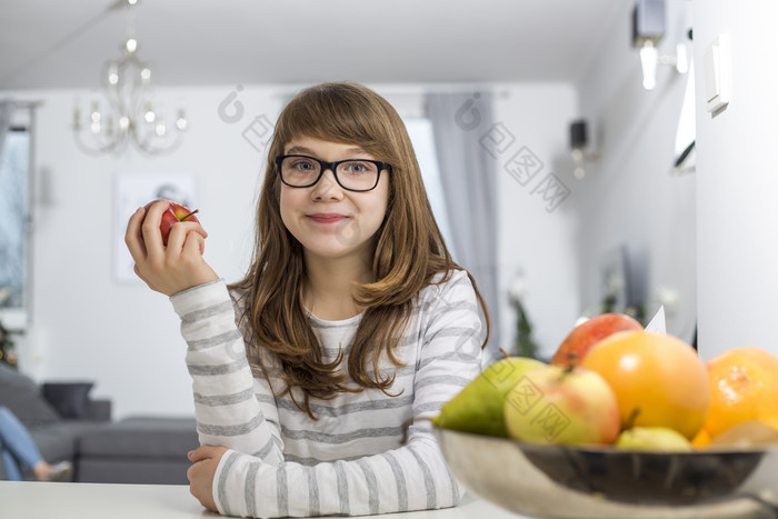 灰色调吃水果的人摄影图