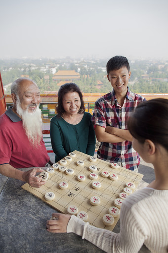 下象棋的<strong>一家人</strong>摄影图