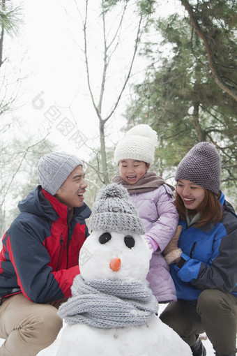 冬季堆雪人的一家人