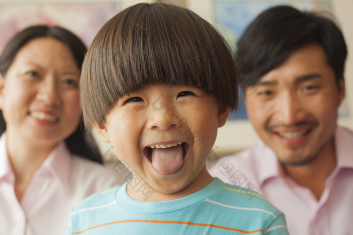 一家人家庭爸爸妈妈儿子小孩微笑吐舌头摄影