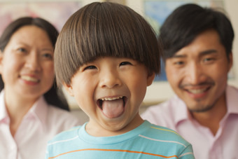 一家人家庭爸爸妈妈儿子小孩微笑吐舌头摄影