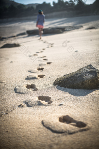女孩光脚脚印海边沙滩夏天旅游度假摄影图