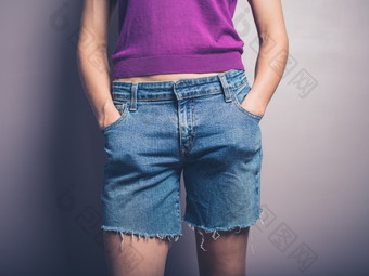 暗色夏季的<strong>女裤</strong>摄影图