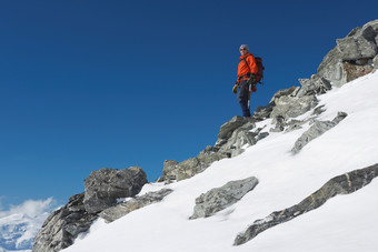 在户外攀登雪山的男子