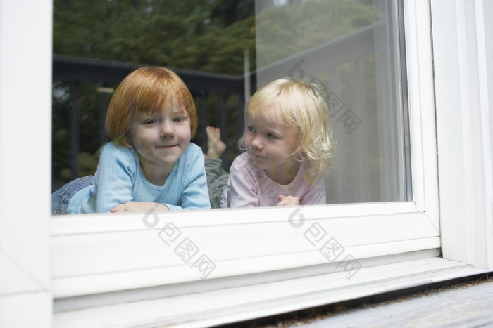 儿童趴在窗边看风景
