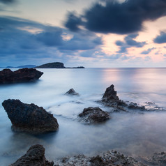 黎明海水岩石摄影图