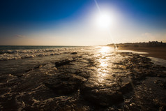 黄昏涨潮的海水摄影图