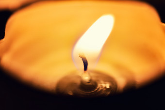 燃烧的蜡烛摄影图