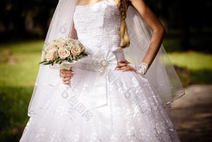 穿着婚纱拿着手捧花的新娘