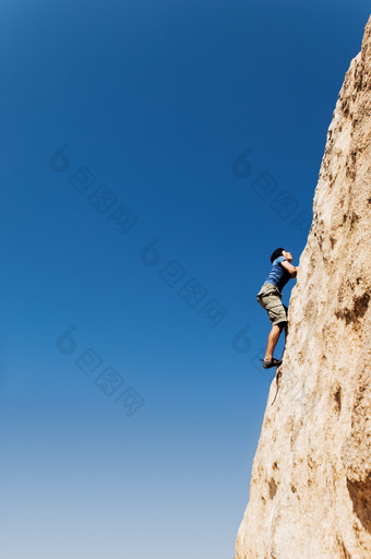 蓝色调攀登中的人摄影图