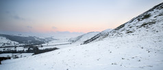 蓝色调雪山好景色摄影图