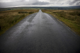 下过雨的公路摄影图