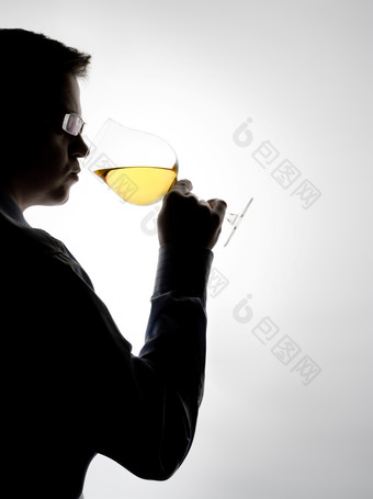 暗色喝酒的男子摄影图