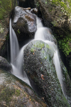 青苔岩石间的瀑布流水
