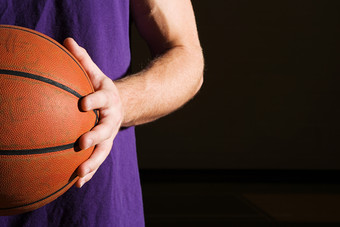 暗色调打篮球的男人摄影图